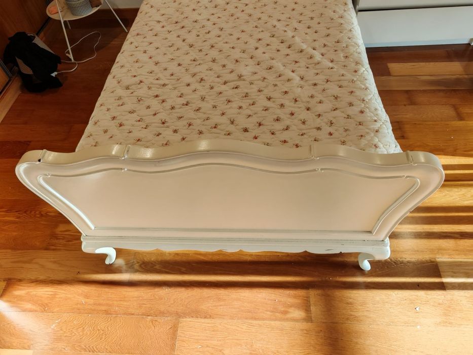 Cama individual lacada a branco estilo vitoriana