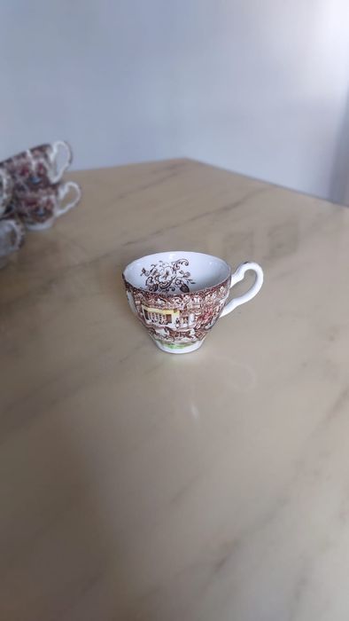 Conjunto de chávenas de café e pires.
