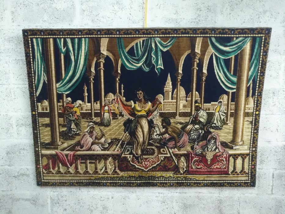 Precioso quadro clássico em veludo que representa cenas de "AS MIL E U