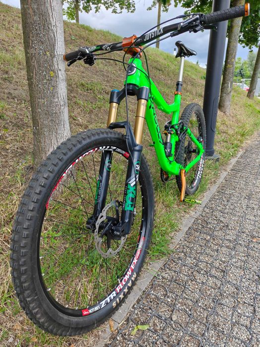 Rower MTB Full Knolly Warden. Świecący lakier