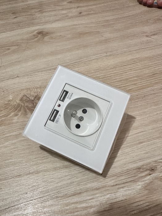 Tomada eletrica com USB431154491724943364