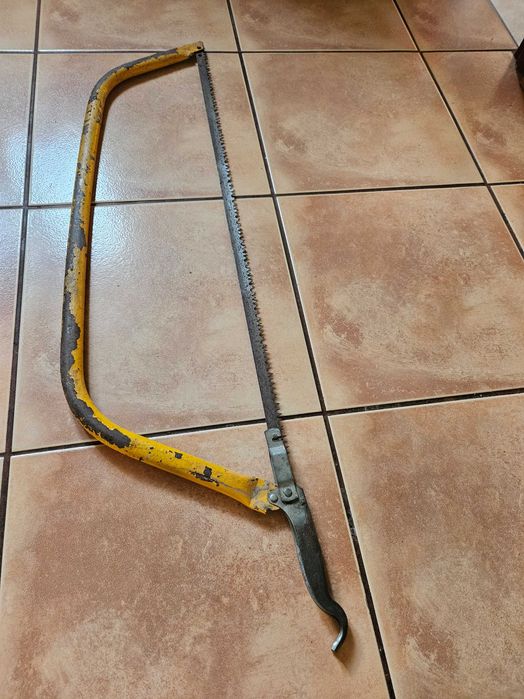 Stara piła ręczna do cięcia drewna