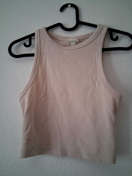Saia Breskha,com top H&M.