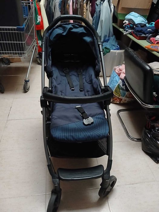 Carinho de bebé de cor azul com babycoque  e cadeirinh