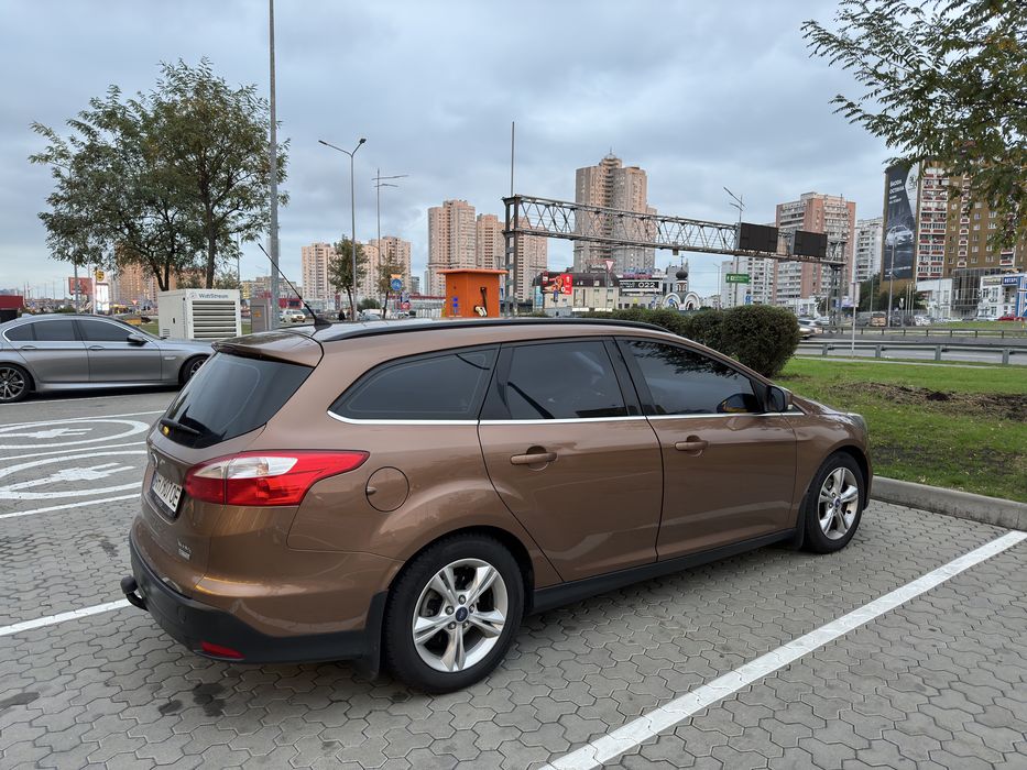 Хороший  Ford Focus 3 2013  1.0 (зроблена заміна ГРМ)