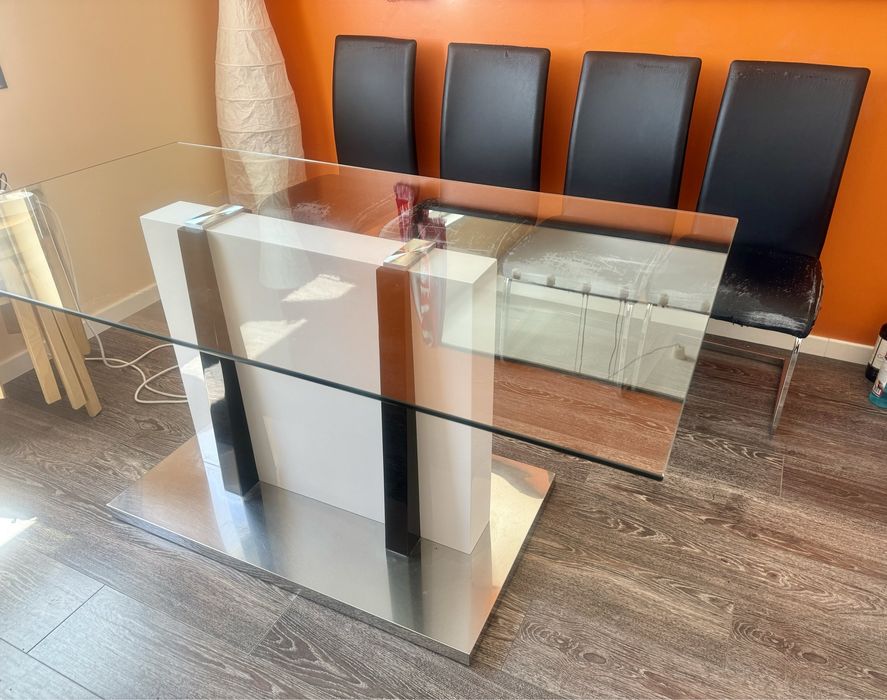Mesa com tampo em vidro - sem cadeiras - mobiliário de sala.