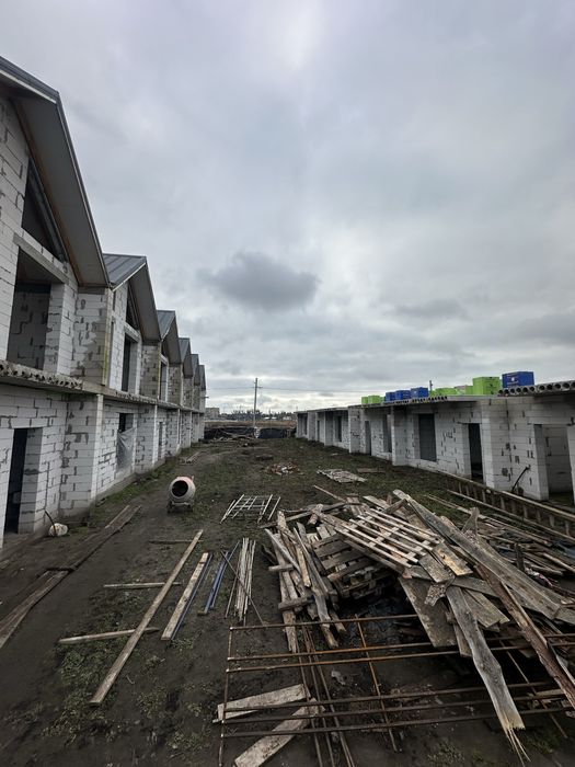 Продаються Таунхауси на Військбуді. Без комісії, від власника!