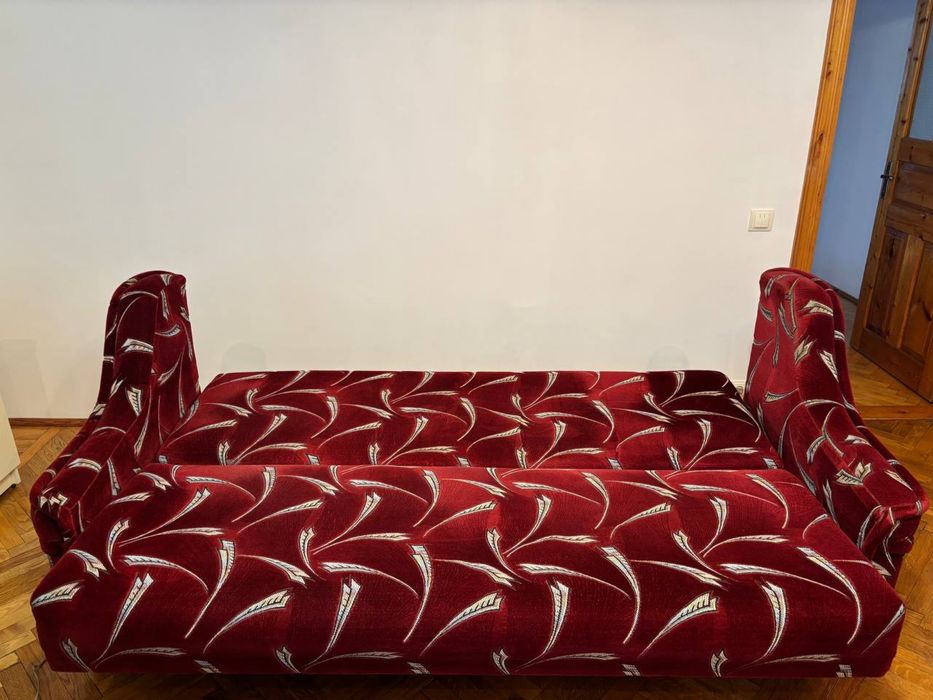 Розкладний диван та мʼягкі крісла