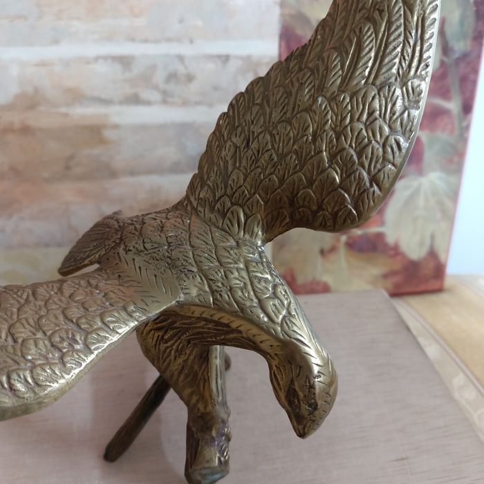 Zabytkowa rzezba,figura Orła na gałęzi z mosiądzu.