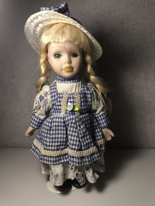 Фарфоровая кукла