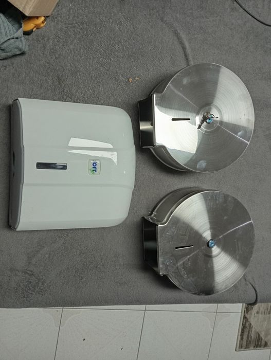 Distribuidor os suportes de papel higiénico e de mão