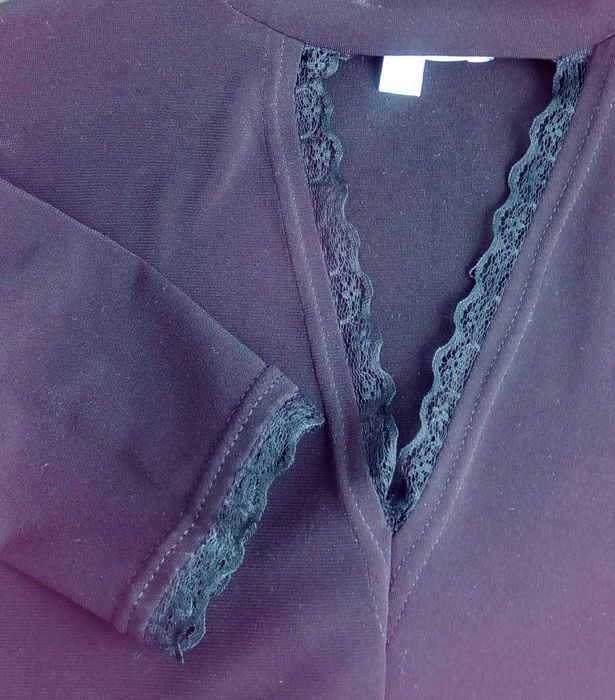 Черное комбинированное трикотажное платье с кружевной отделкой