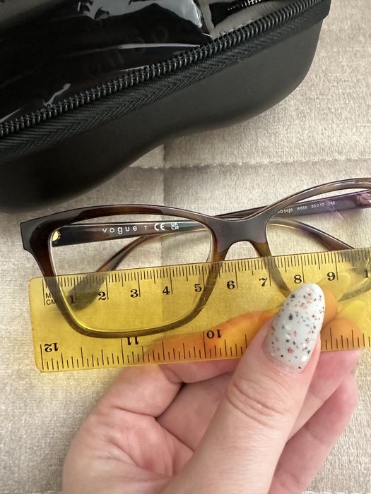 Окуляри Vogue (правий -4,5 ; лівий -3,75)