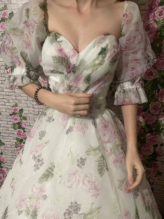 Випускна сукня з ніжним принтом