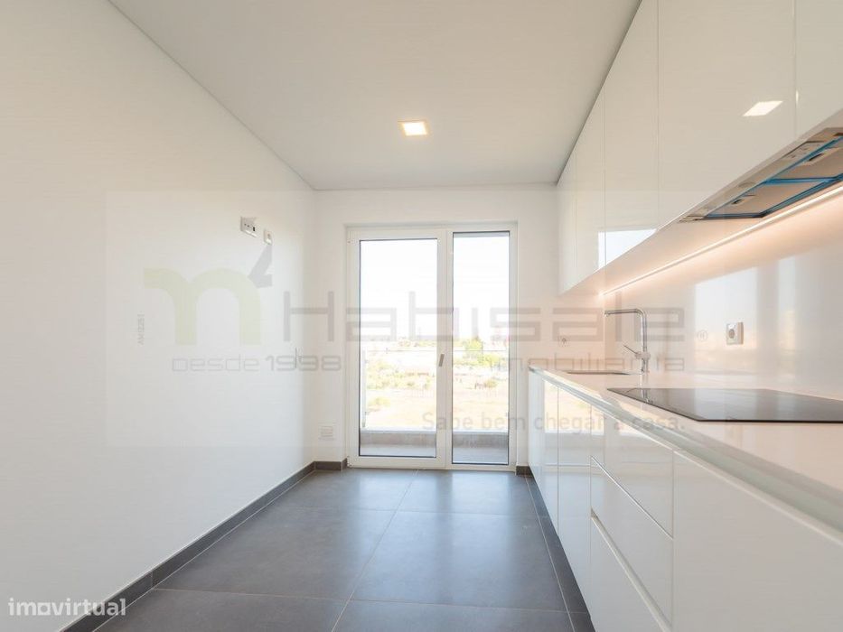 T3 Excelentes Acabamentos com Box Perto da Praia de Carcavelos