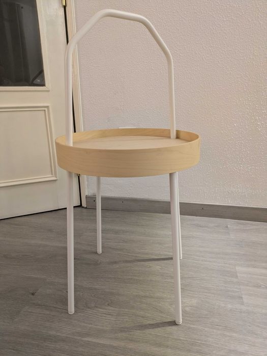 Mesa de apoio branca e madeira