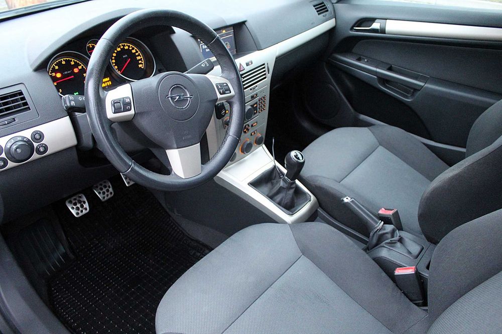 Opel Astra GTC.Niski przebieg.Klimatyzacja