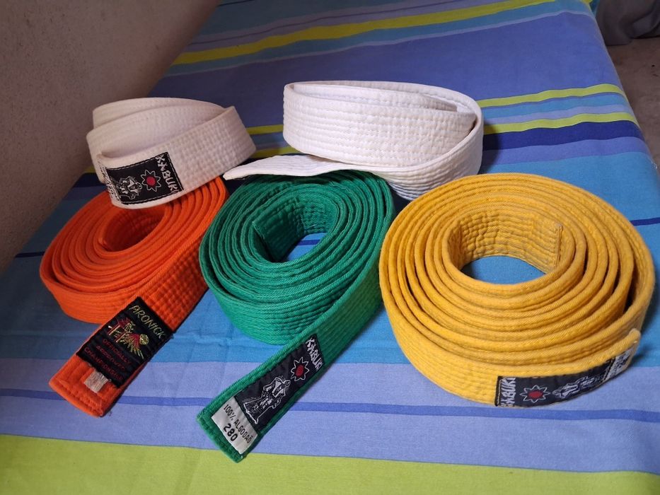Cinto de karaté de varias cores