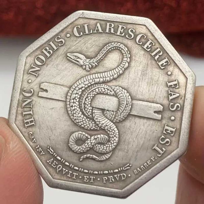 Восьмигранная памятная монета змеи Nobis