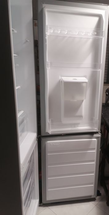 Frigorífico combinado com dispensador de Água