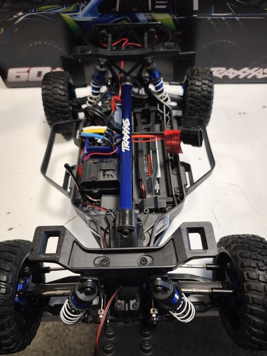 Traxxas Slash Ultimate 68277-4 z dodatkami