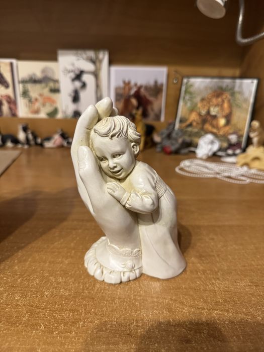 Figurka dziecko w dłoni Anglia