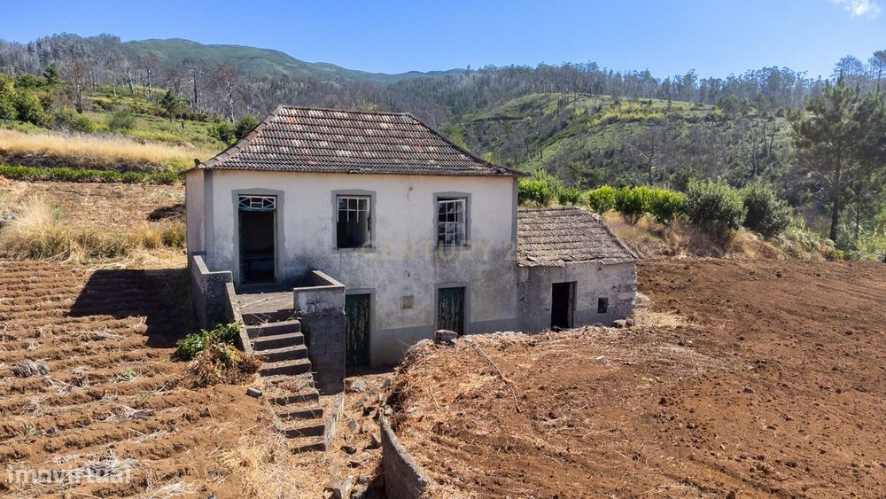 Moradia em Ruína com 1.000 m² de Terreno | Maloeira, Calheta