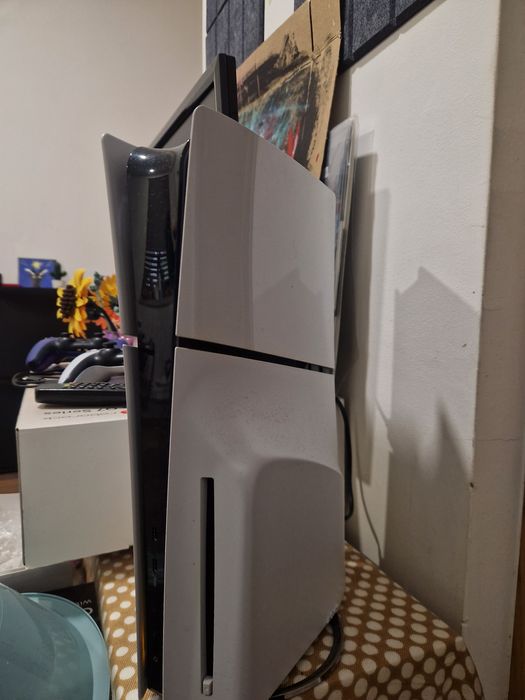Vendo - Playstation 5 Slim 1TB Versão com leitor, mais um comando - Tudo ainda com dois anos de garantia - SEMI-NOVO