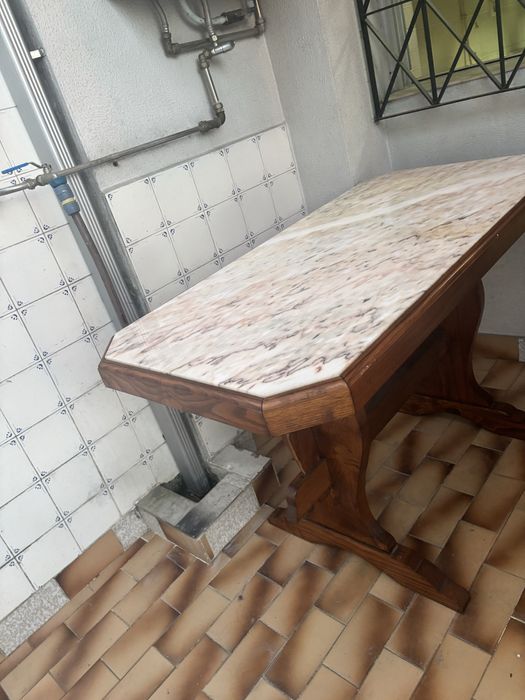 Mesa com tampo em marmore