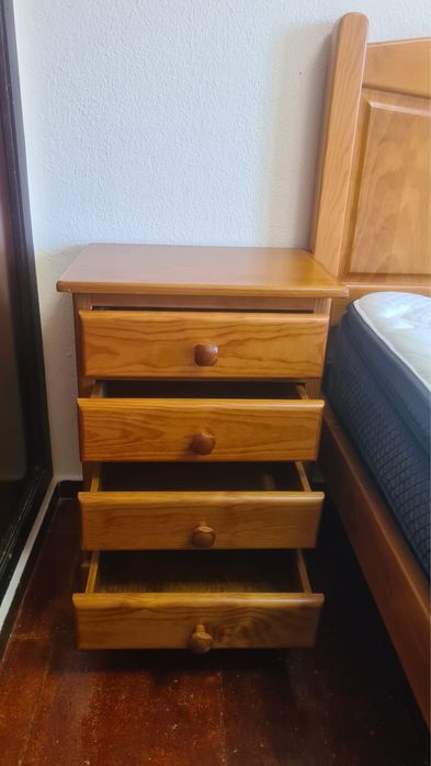 Cama de casal com colchão, mesas de cabeceira e comoda