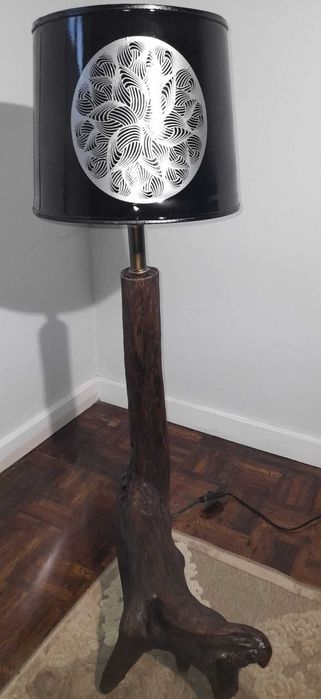 Candeeiro com base em madeira