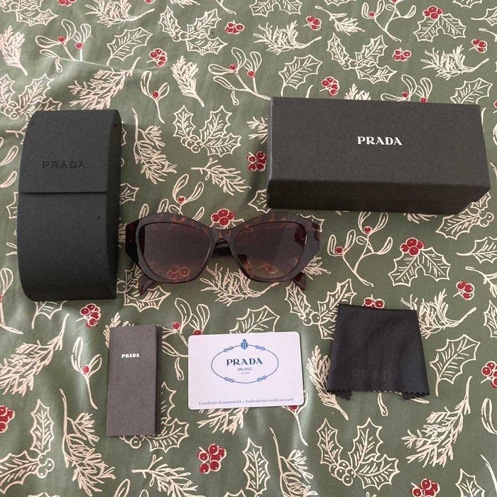 Очки Prada Sunglasses