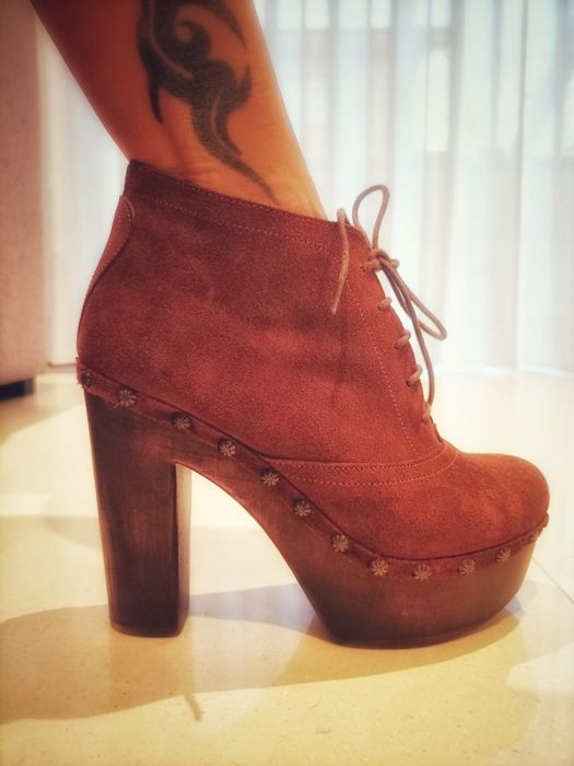 Botins castanhos camurça Gloria Ortiz