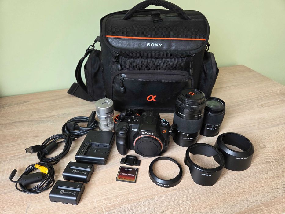 Sony Alpha 200 (DSLR-A200) z dwoma obiektywami 28-70, 75-300 torbą i akcesoriami