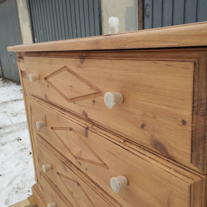 Ładna komoda sosnowa.