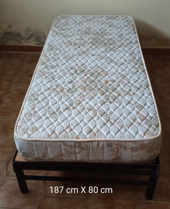 Cama de solteiro de ferro
