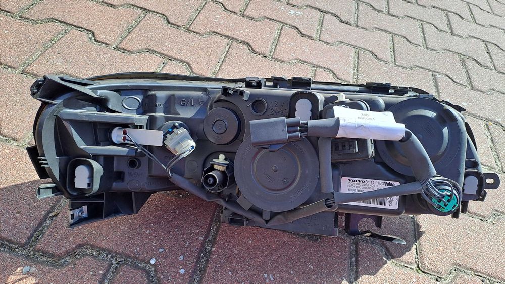 Volvo S60 lampa przednia lewa xenon