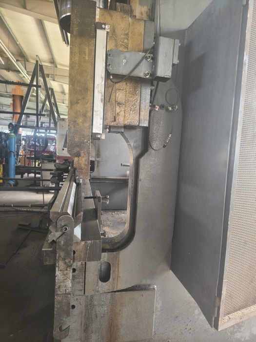 Prasa krawędziowa hydrauliczna SAFAN CNCK 300 × 4300 – 300 ton – 4,3 m – 1980 r.