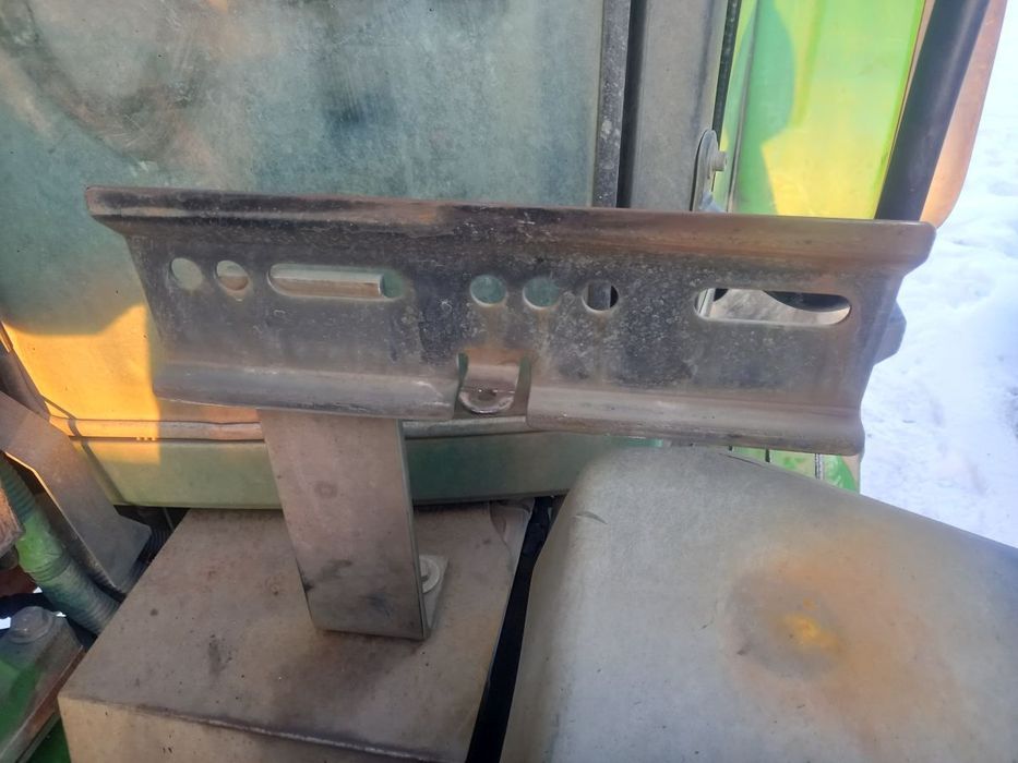 Podpora skrzynki narzędziowej John Deere 6125M