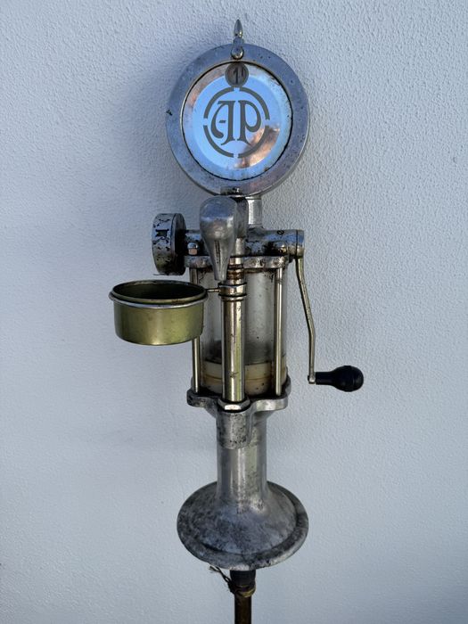 Bomba de Óleo Antiga