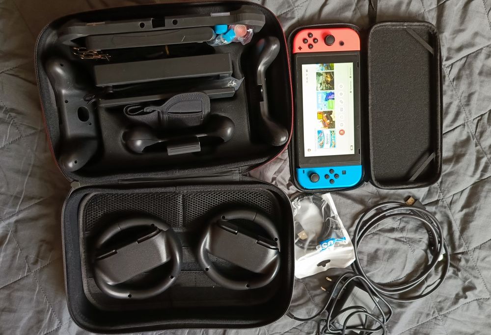 Ігрова приставка Nintendo switch у кейсі +3 пари джойстиків