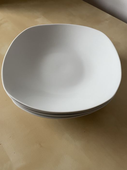 Pratos porcelana brancos