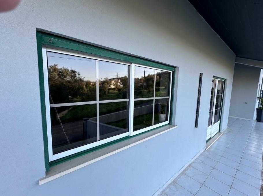 Janelas  brancas para sacada de Alumínio com aros verdes