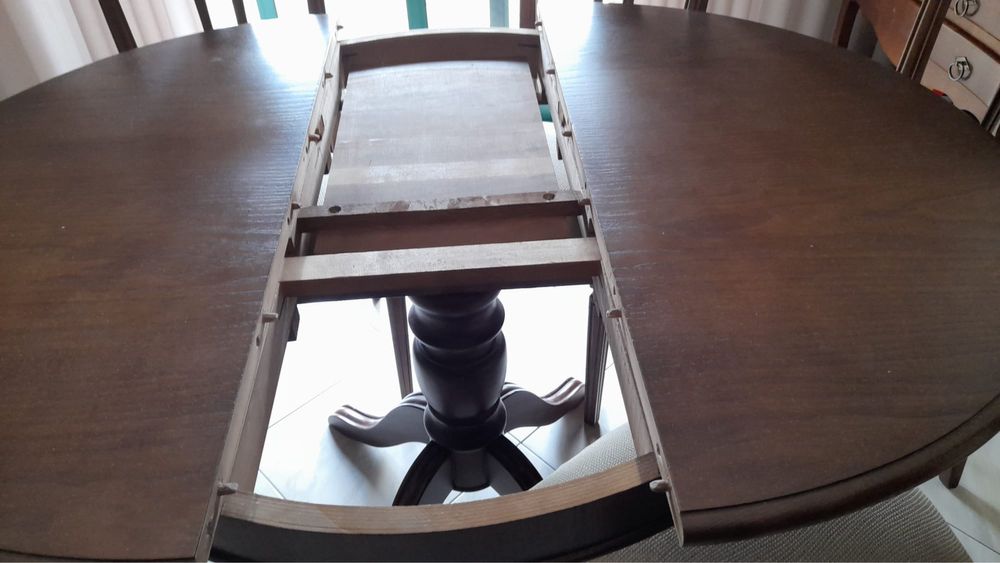 Mesa de jantar e cadeiras em Carvalho