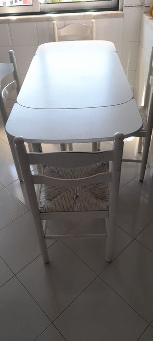 Mesa de cozinha extensivel ate 1,55m. Quatro cadeiras e um banco.