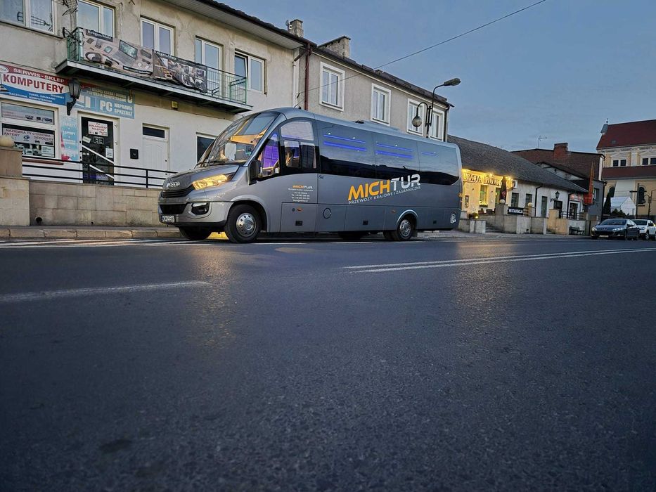 Przewóz osób - wynajem busów i autobusów na 8 - 20 - 30 - 54 - 60 osób