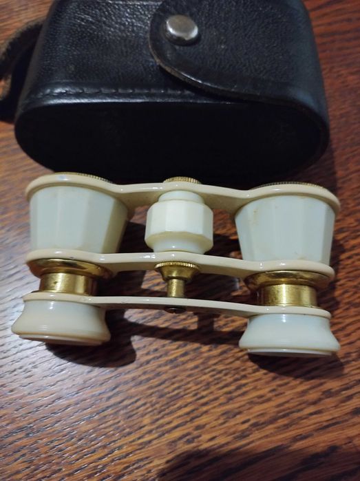 Бинокль- театральный.