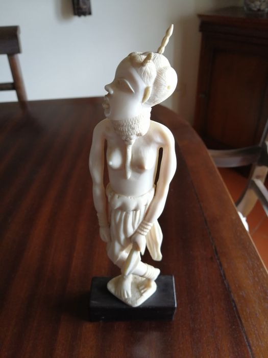 Estatueta de Mulher em Marf