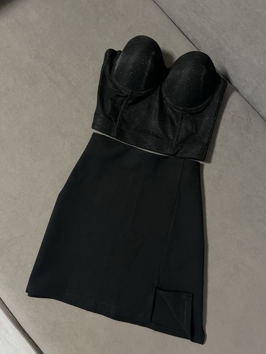 Чорна міні спідниця з розрізом