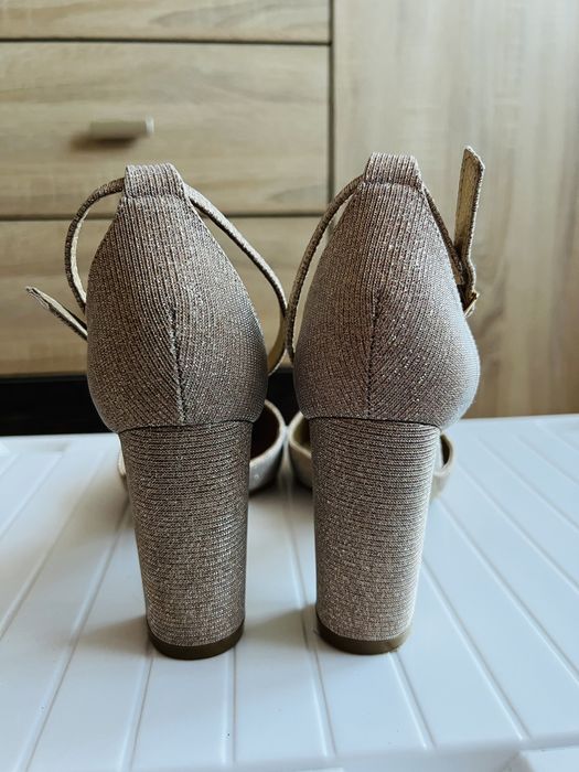 Złote buty na słupku